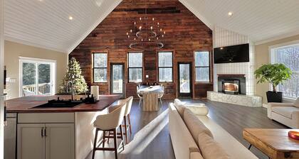 Chalet with year round heated pool, sauna, jacuzzi and a Fully fenced in yard