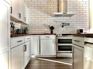 Microondas, horno, placa de cocina y lavavajillas