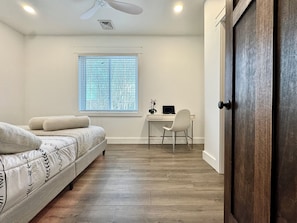 4 slaapkamers, een strijkplank/strijkijzer, wifi, beddengoed