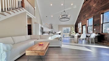 Een televisie en een open haard