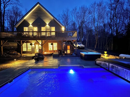 Chalet with year round heated pool, sauna, jacuzzi and a Fully fenced in yard