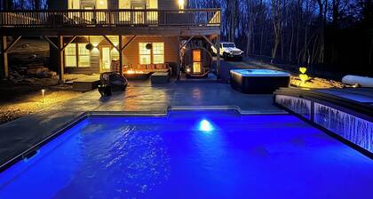 Chalet with year round heated pool, sauna, jacuzzi and a Fully fenced in yard