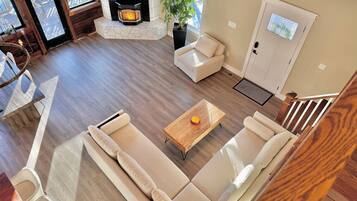 Een televisie en een open haard