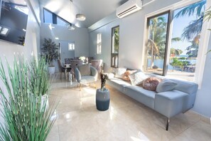 Suite, Klimaanlage, Strandblick | Zimmersafe, Bügeleisen/Bügelbrett, kostenloses WLAN