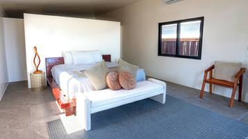 Caja de seguridad en la habitación y tabla de planchar con plancha