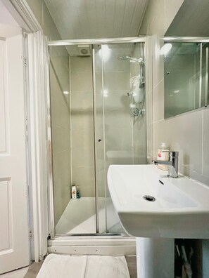 Sèche-cheveux, serviettes fournies, savon, papier toilette