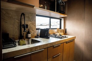 Microondas, cafetera y tetera, utensilios de cocina y condimentos 