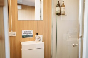 Douche, sèche-cheveux, serviettes fournies