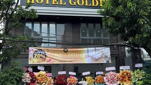A hotel named "HOTEL GOLDEN" with a large sign and a banner advertising a 20% discount. - Golden Hotel SG by BAY LUXURY (Ho Chi Minh City)
