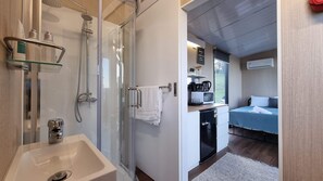 Shower, hair dryer, towels