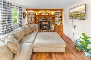 TV, books, offices - Cozy Cabin w Fire Pit, Grill, Deck & Walk to Town (Berkeley Springs)