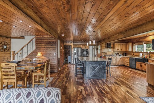6 Bed Retreat w Game Room at Alpine Lake Resort