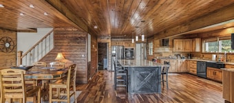 6 Bed Retreat w Game Room at Alpine Lake Resort