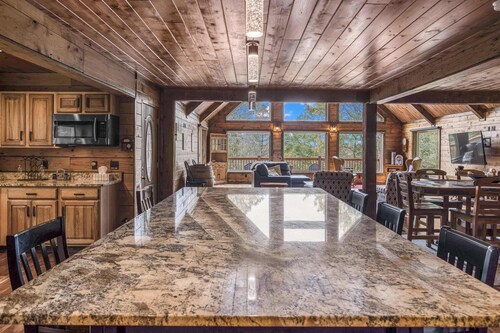 Mountain retreat w/2 fireplaces & lake