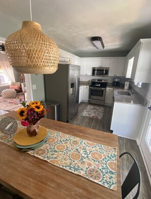 Réfrigérateur, four à micro-ondes, un four, surface de cuisson