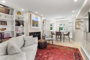 Een televisie en een kantoor