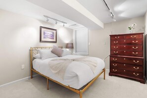 2 slaapkamers, een strijkplank/strijkijzer, reisbedje, wifi