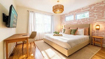 Escritorio, tabla de planchar con plancha, wifi y ropa de cama