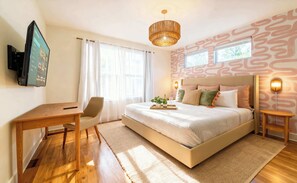 Escritorio, tabla de planchar con plancha, wifi y ropa de cama 