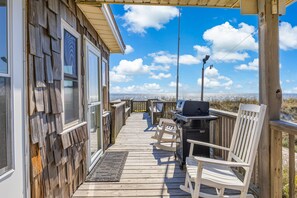 Outdoor dining - Charming Beachfront Home With Direct Beach Access (Oak Island)