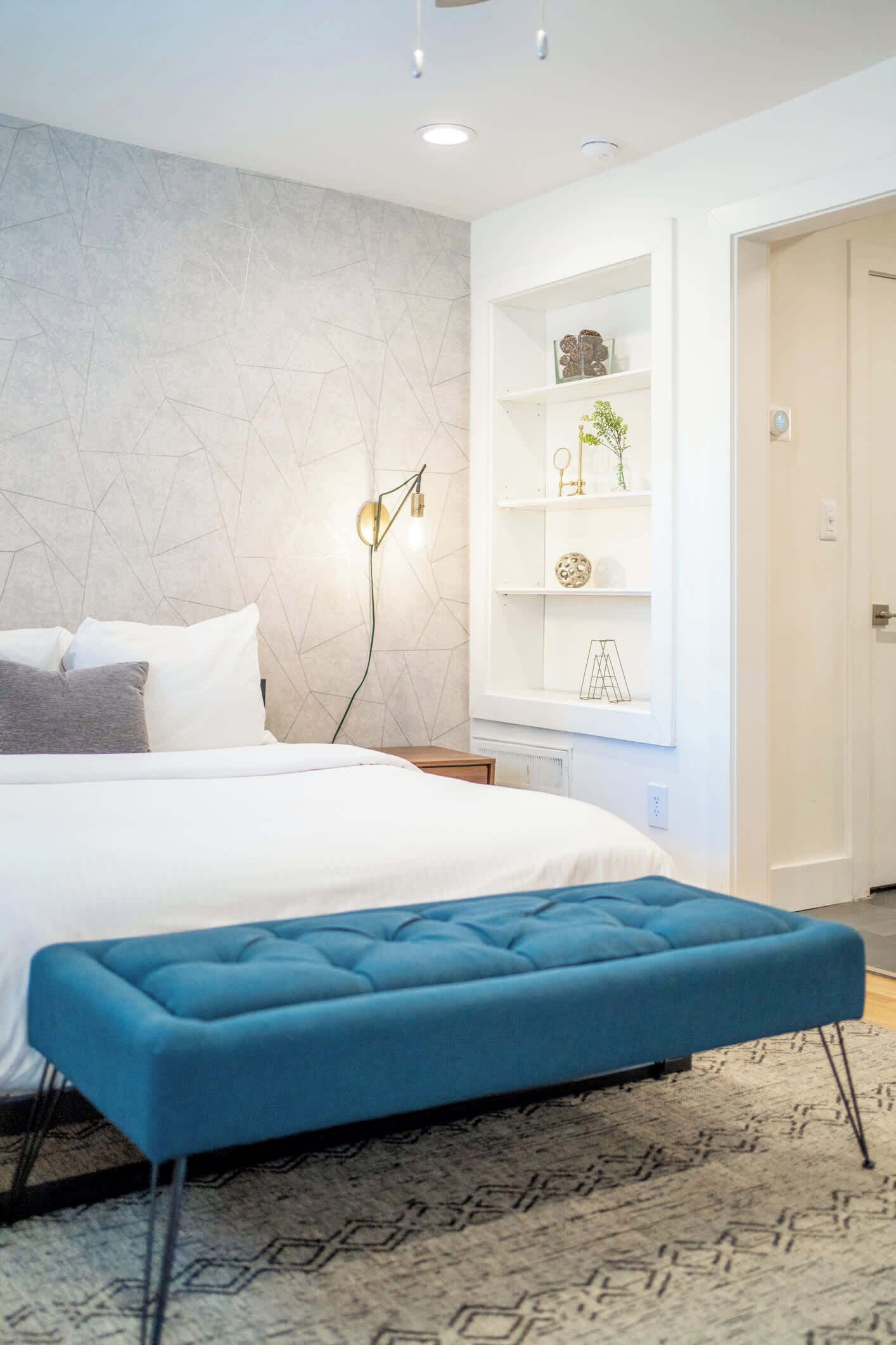 Desk, iron/ironing board, WiFi, bed sheets