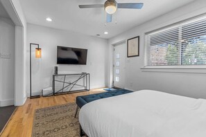 Desk, iron/ironing board, WiFi, bed sheets
