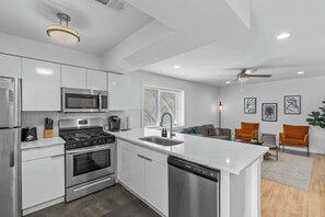 Réfrigérateur, four à micro-ondes, un four, surface de cuisson