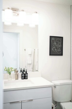 Regadera, secadora de cabello, toallas, shampoo 