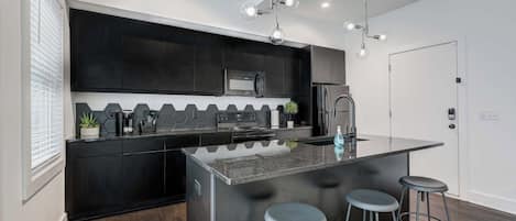 Réfrigérateur, micro-ondes, four, plaque de cuisson