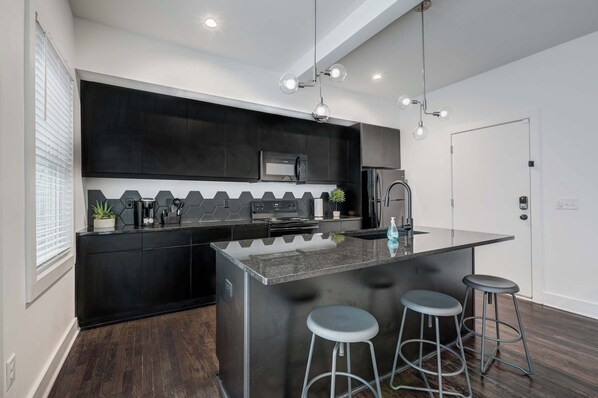 Réfrigérateur, four à micro-ondes, un four, surface de cuisson