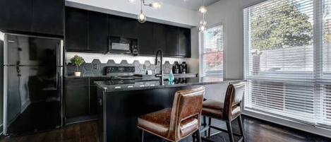 Geladeira, micro-ondas, fogão, cooktop