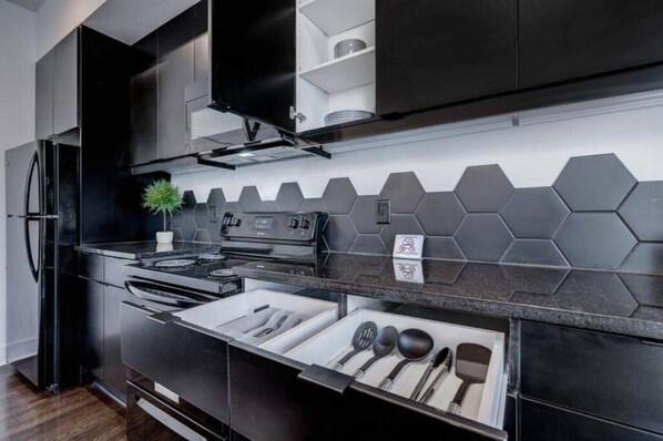 Réfrigérateur, four à micro-ondes, un four, surface de cuisson