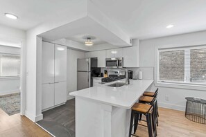Réfrigérateur, four à micro-ondes, un four, surface de cuisson