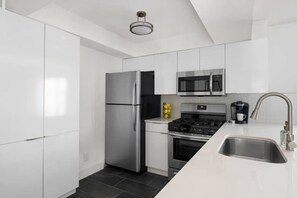 Refrigerador, microondas, horno y parrilla de estufa 