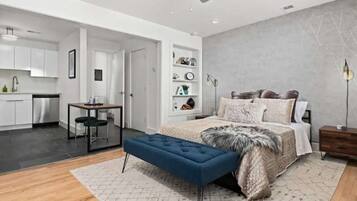 Desk, iron/ironing board, WiFi, bed sheets