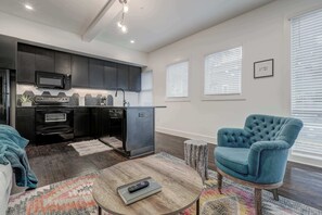 Réfrigérateur, four à micro-ondes, un four, surface de cuisson