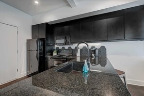 Refrigerador, microondas, horno y parrilla de estufa 