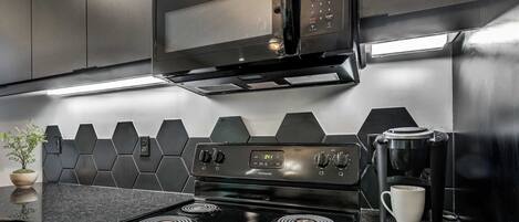 Réfrigérateur, four à micro-ondes, un four, surface de cuisson