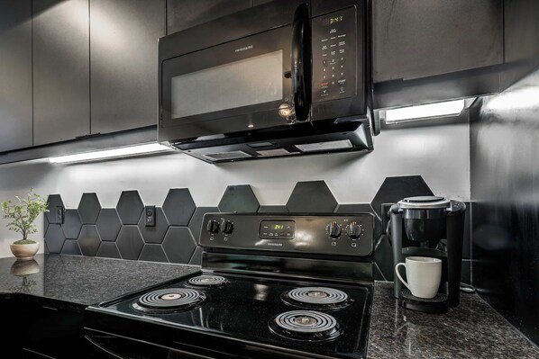 Réfrigérateur, four à micro-ondes, un four, surface de cuisson