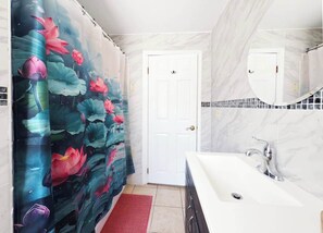 Shower, hair dryer, shampoo - 3 Beds Sleeps 5  Geido Experience Walkable (Philadelphia)