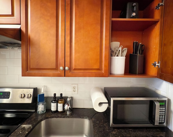 Four Ă micro-ondes, un four, surface de cuisson