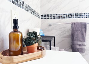 Een haardroger, handdoeken, zeep, toiletpapier