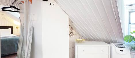 1 habitación, tabla de planchar con plancha, wifi y ropa de cama