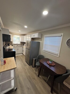 Fridge, microwave, oven, stovetop - The Brayden House of Rogersville- 2 Bed/1 Ba- 2025 Renovated/New Furnishings (Rogersville)