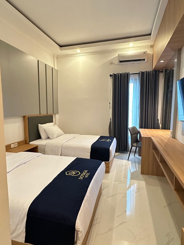 Bureau, espace de travail pour ordinateur portable, Wi-Fi gratuit