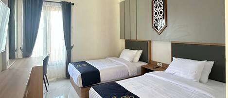 Quarto duplo luxo, vista para a cidade | Escrivaninha, espaço de trabalho para notebook, Wi-Fi de cortesia