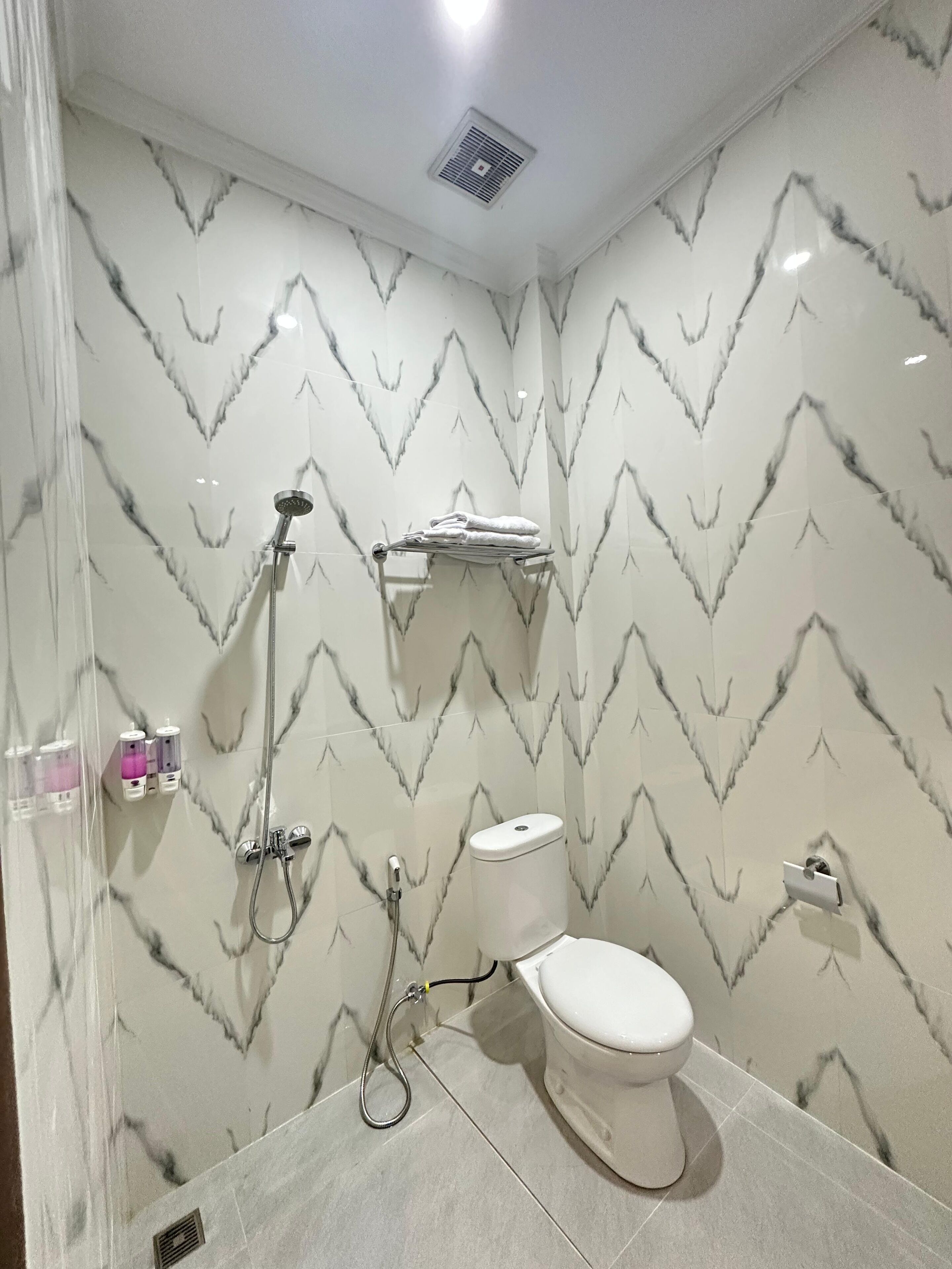 Phòng đôi Deluxe | Ph òng tắm | Buồng tắm vòi sen, dép đi trong nhà, khăn tắm, xà phòng 