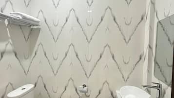 Quarto duplo luxo, vista para a cidade | Banheiro | Chuveiro, chinelos, toalhas de banho, sabonete