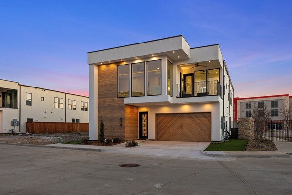 Exterior - Festive Villa 1: Heart of Richardson, TX 6BR, 5BA (Richardson)