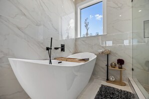 Een douche, een bubbelbad, een haardroger, een bidet